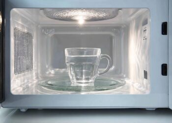 O truque do copo de água no micro-ondas para limpar a sujidade em poucos minutos