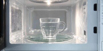 O truque do copo de água no micro-ondas para limpar a sujidade em poucos minutos