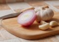 Como eliminar o cheiro a alho e cebola das mãos em apenas 10 segundos com um utensílio habitual na sua cozinha