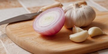 Como eliminar o cheiro a alho e cebola das mãos em apenas 10 segundos com um utensílio habitual na sua cozinha