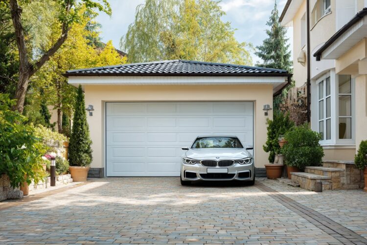 Posso estacionar em frente à minha própria garagem? A lei não é tão óbvia como parece
