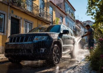 Lavar o carro na rua pode dar multa? O que dizem os regulamentos municipais