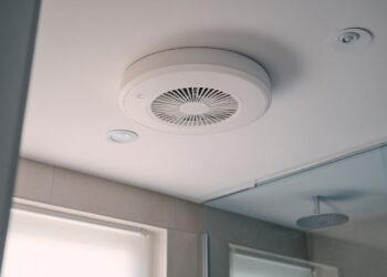 Ventilação da casa de banho: o erro comum que aumenta a humidade e a fatura da eletricidade