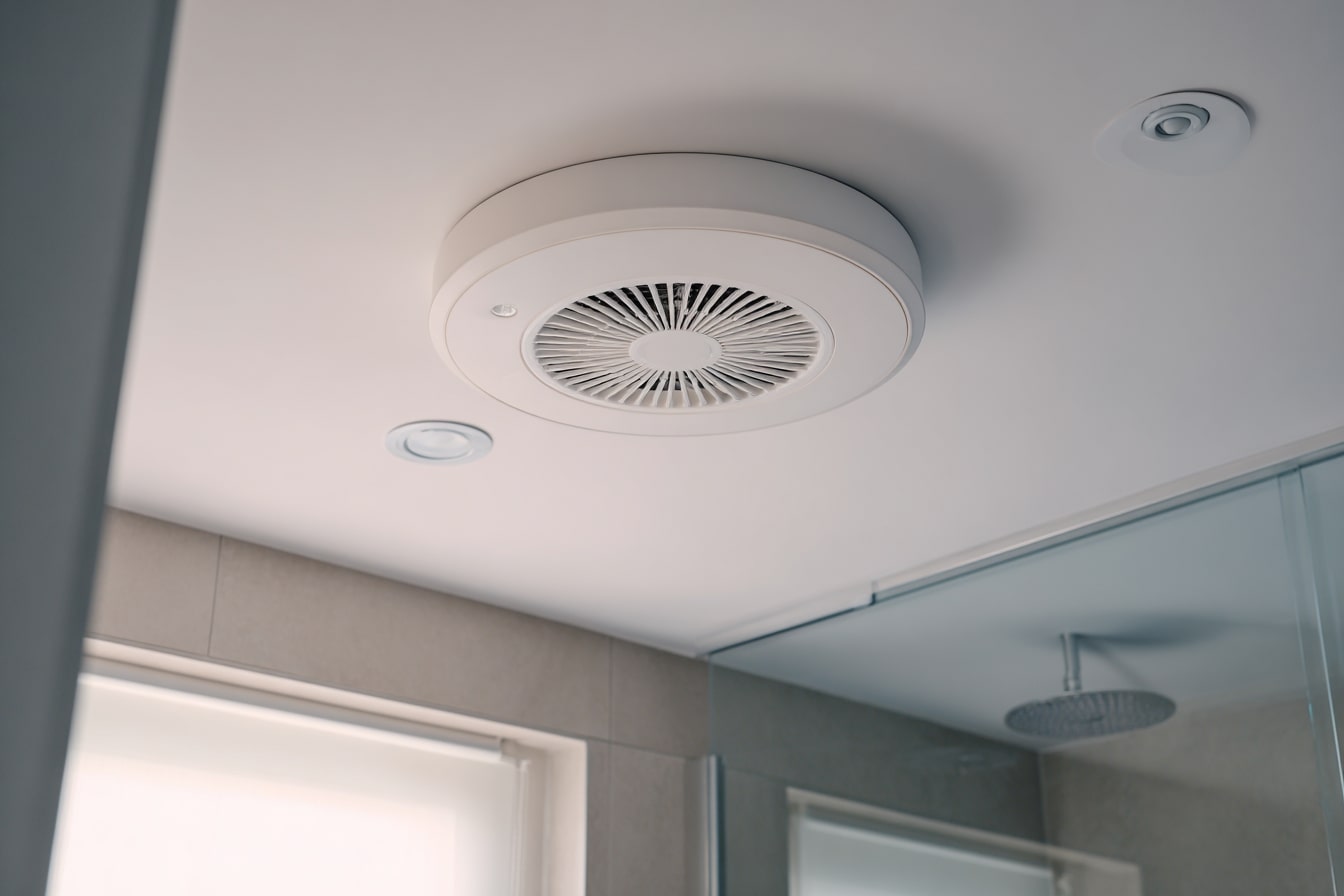 Ventilação da casa de banho: o erro comum que aumenta a humidade e a fatura da eletricidade