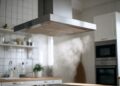 Exaustor da cozinha: o erro que impede a eliminação de cheiros e aumenta a sujidade