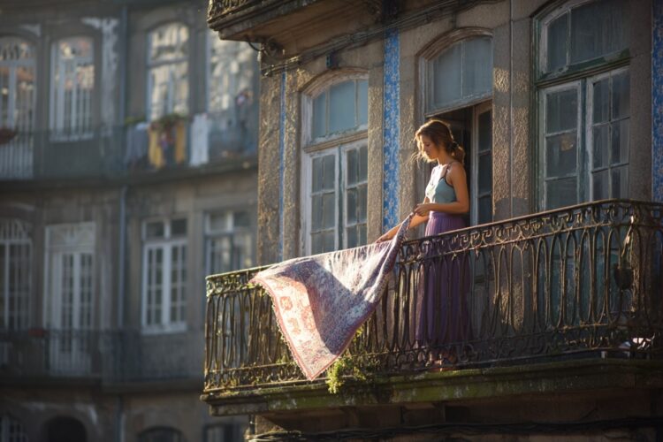 Sacudir tapetes à janela pode dar multa? Saiba quando e quanto custa