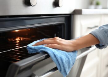 Gordura incrustada no forno? Esta solução natural ajuda a resolver o problema