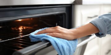 Gordura incrustada no forno? Esta solução natural ajuda a resolver o problema