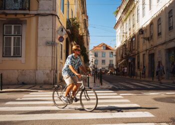 Atravessar a passadeira de bicicleta é proibido? Saiba o que diz o Código da Estrada