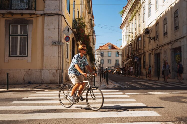 Atravessar a passadeira de bicicleta é proibido? Saiba o que diz o Código da Estrada