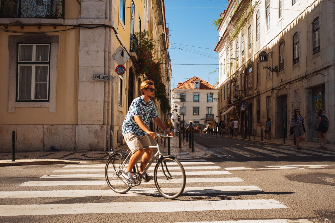 Atravessar a passadeira de bicicleta é proibido? Saiba o que diz o Código da Estrada