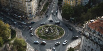 Marcha atrás nas rotundas pode dar multa? Saiba o que dizem as regras de condução