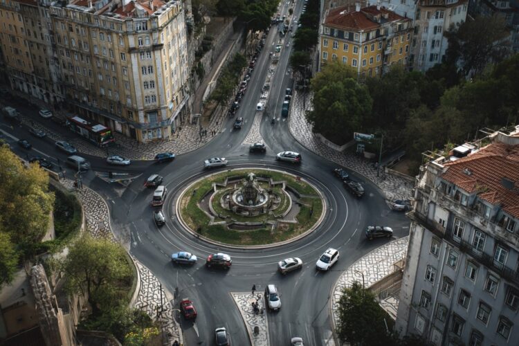 Marcha atrás nas rotundas pode dar multa? Saiba o que dizem as regras de condução