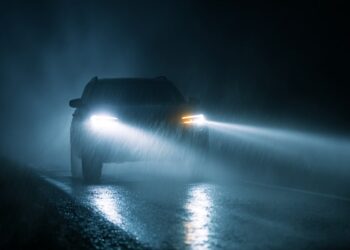 Luzes do carro: quando é obrigatório usar os médios - mesmo de dia - segundo o Código da Estrada