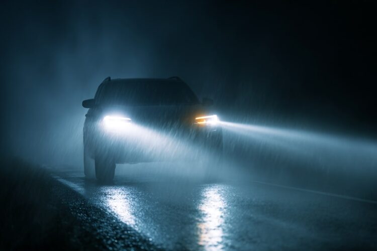 Luzes do carro: quando é obrigatório usar os médios - mesmo de dia - segundo o Código da Estrada
