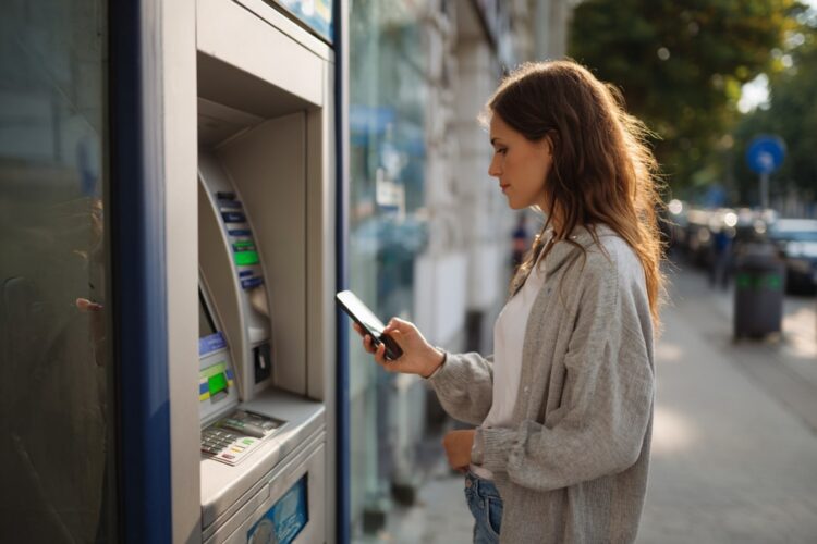 Esqueceu-se da carteira? O Multibanco permite levantar dinheiro sem cartão