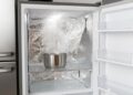 Gelo no congelador? O truque simples com papel de alumínio que o limpa em poucos minutos