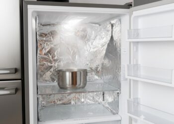 Gelo no congelador? O truque simples com papel de alumínio que o limpa em poucos minutos