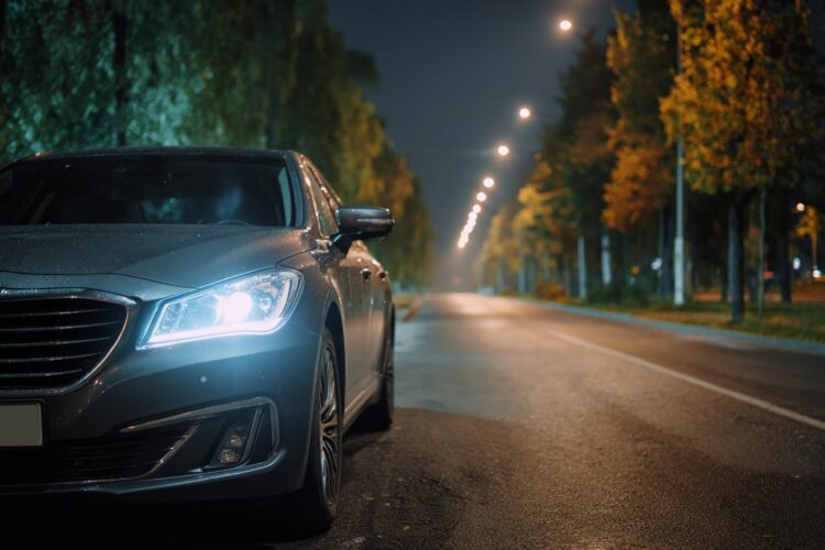 Circular com uma luz fundida dá multa? O que diz o Código da Estrada