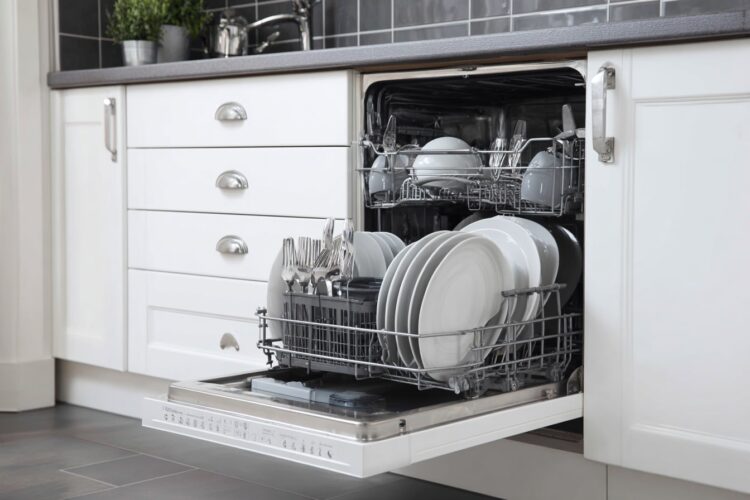 Limpar a máquina de lavar louça: o local onde a sujidade se esconde e entope o aparelho