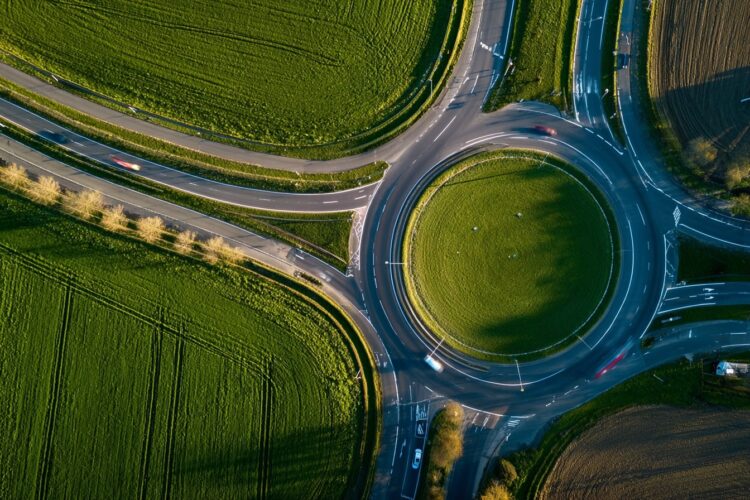 Rotundas: o erro comum que continua a causar acidentes