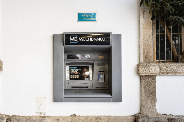 Vai ao Multibanco levantar dinheiro? Nunca use terminais com estes 2 sinais visíveis