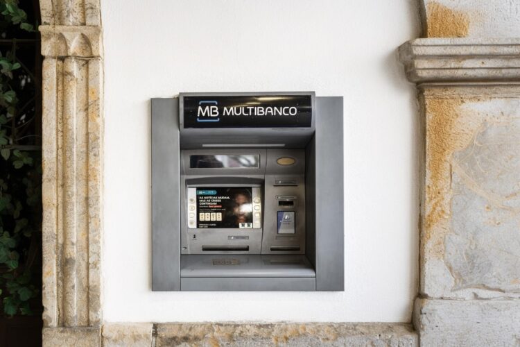 Nova burla: o método usado para copiar cartões em caixas Multibanco isoladas