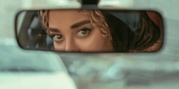 Maquilhar-se ao volante: é proibido? O que diz realmente a lei e quais são as possíveis multas