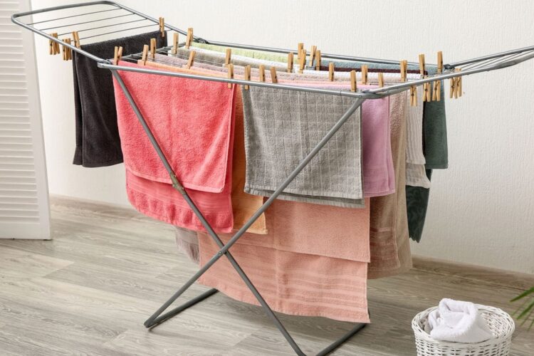 Secar roupa dentro de casa no Inverno: o truque simples que acelera tudo