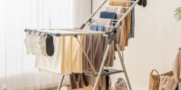 Secar a roupa no inverno dentro de casa: o limite de humidade que não deve ultrapassar