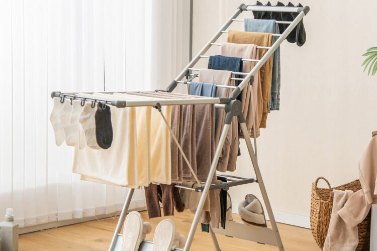 Secar a roupa no inverno dentro de casa: o limite de humidade que não deve ultrapassar