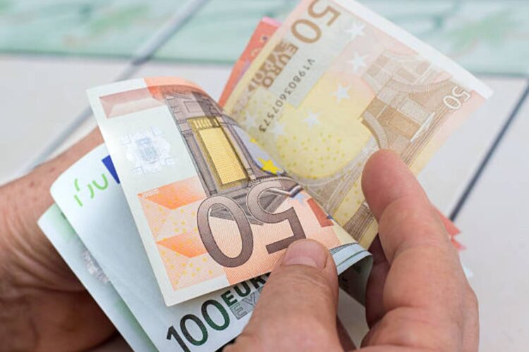 Presentes em dinheiro pagam imposto? As regras que convém conhecer para evitar coimas