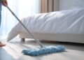 Limpar debaixo da cama: truques simples para chegar ao pó escondido