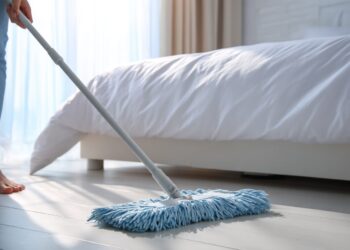 Limpar debaixo da cama: truques simples para chegar ao pó escondido