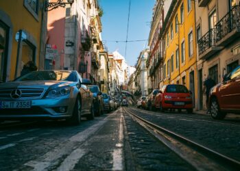 Estacionar em contramão: a infração discreta do Código da Estrada que continua a sair cara