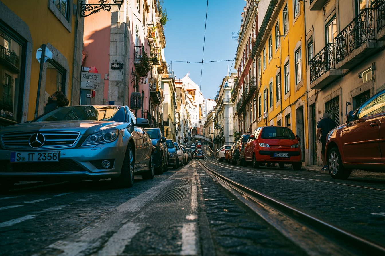 Estacionar em contramão: a infração discreta do Código da Estrada que continua a sair cara