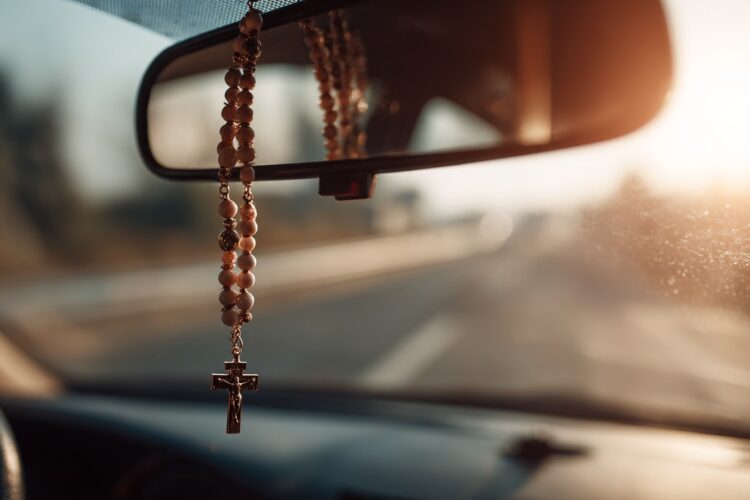 Objetos no retrovisor podem dar multa? O que diz o Código da Estrada