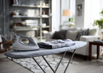 Passar a ferro mais rápido? O método simples com papel de alumínio usado em lavandarias