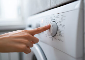 A função da máquina de lavar que muitos ignoram - e que permite poupar água, energia e detergente