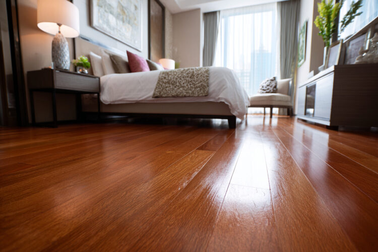 O truque do chá preto para repor o brilho do pavimento de madeira