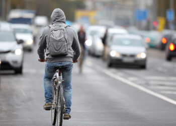 Quem tem prioridade na estrada: carros ou ciclistas? Isto é o que diz o Código da Estrada