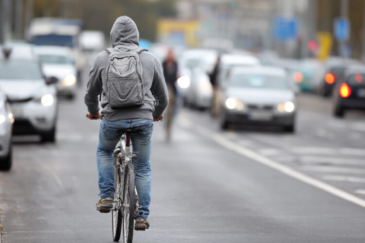 Quem tem prioridade na estrada: carros ou ciclistas? Isto é o que diz o Código da Estrada