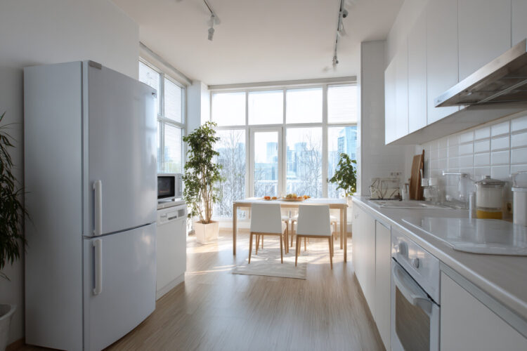 É o fim da gordura nos armários da cozinha. Como deixá-los impecáveis com truques simples