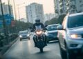 Podem as motas ultrapassar carros parados no trânsito? O que diz a lei
