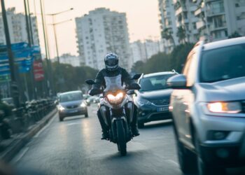 Podem as motas ultrapassar carros parados no trânsito? O que diz a lei