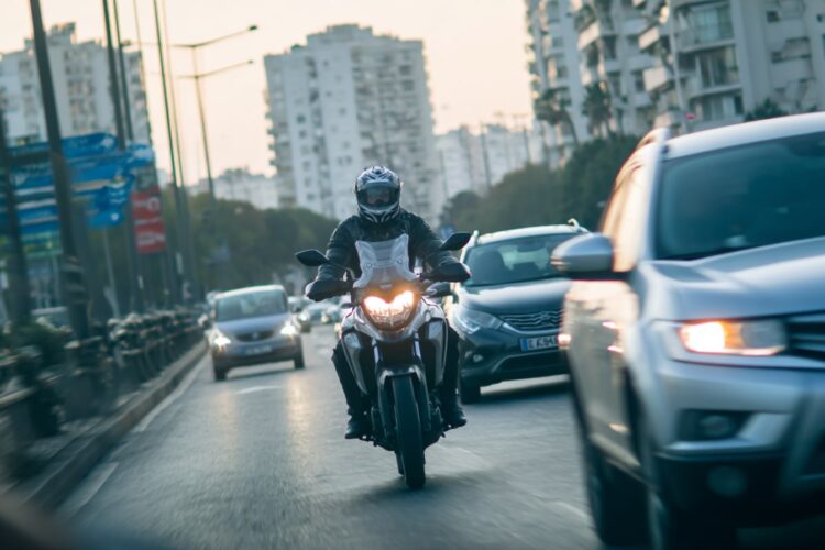 Podem as motas ultrapassar carros parados no trânsito? O que diz a lei