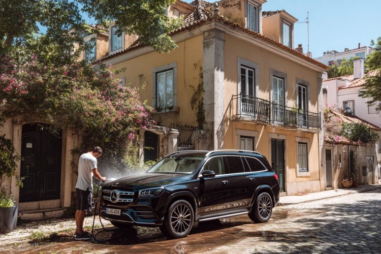 Lavar o carro na rua pode dar multa? O que diz a lei em Portugal