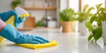 Truques simples para eliminar gordura e maus cheiros da cozinha (segundo especialistas em limpeza)