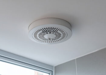 Ventilação da casa de banho: o erro comum que aumenta a humidade e a conta da eletricidade