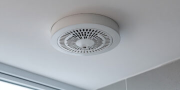 Ventilação da casa de banho: o erro comum que aumenta a humidade e a conta da eletricidade